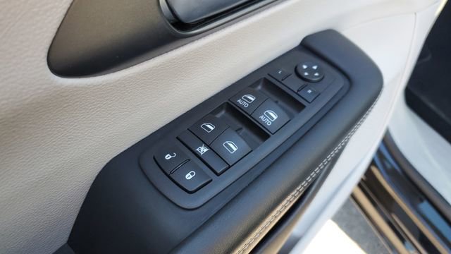 Certified 2024 Chrysler Pacifica Touring-L FWD image 7