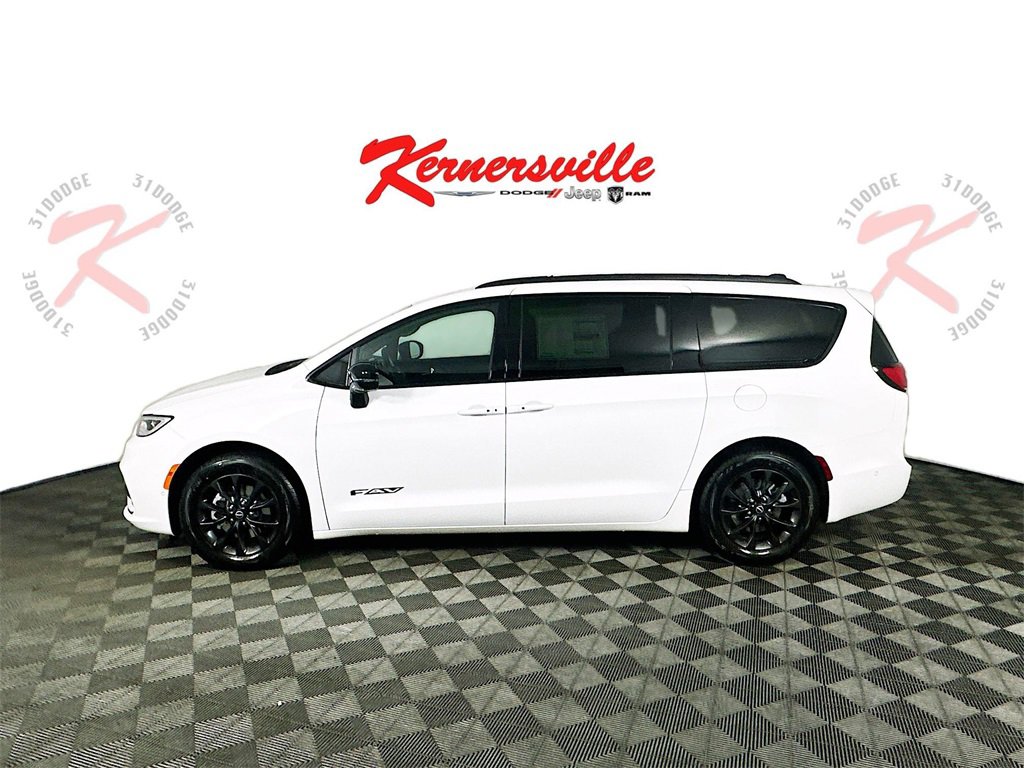 New 2025 Chrysler Pacifica Select w/ Fav Edition Package image 4