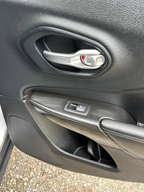 Used 2014 Jeep Cherokee Limited w/ Technology Group FWD image 17