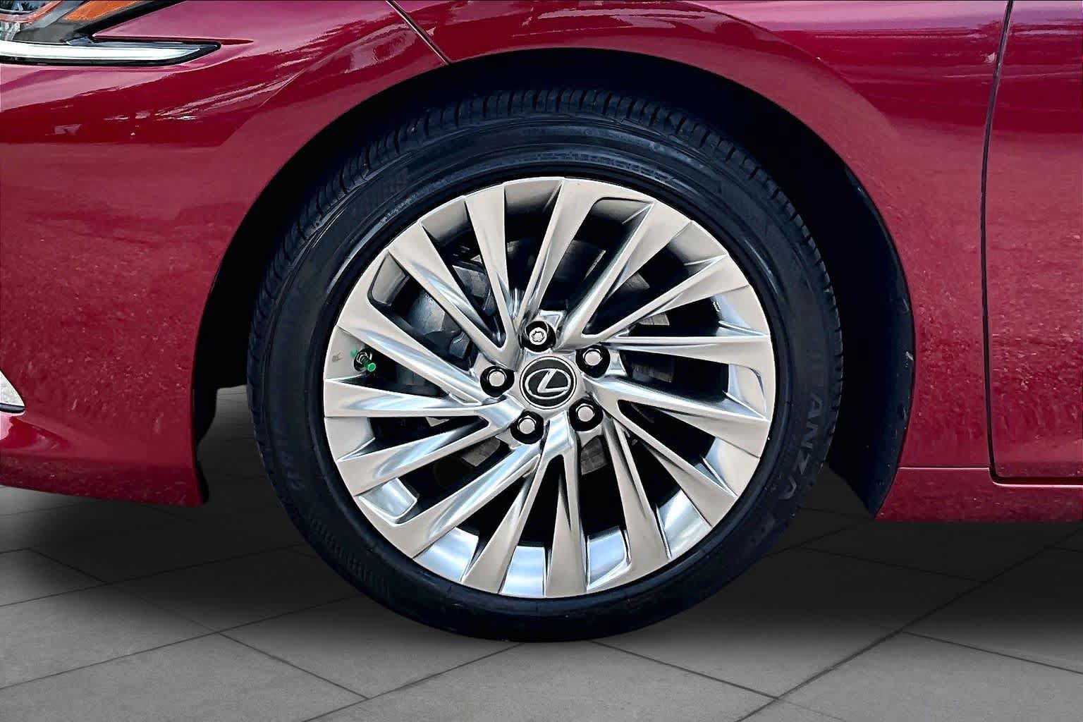 Used 2019 Lexus ES 300h Ultra Luxury w/ Accessory Package 2 FWD image 11