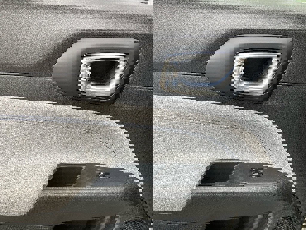 Used 2024 Jeep Compass Latitude image 11