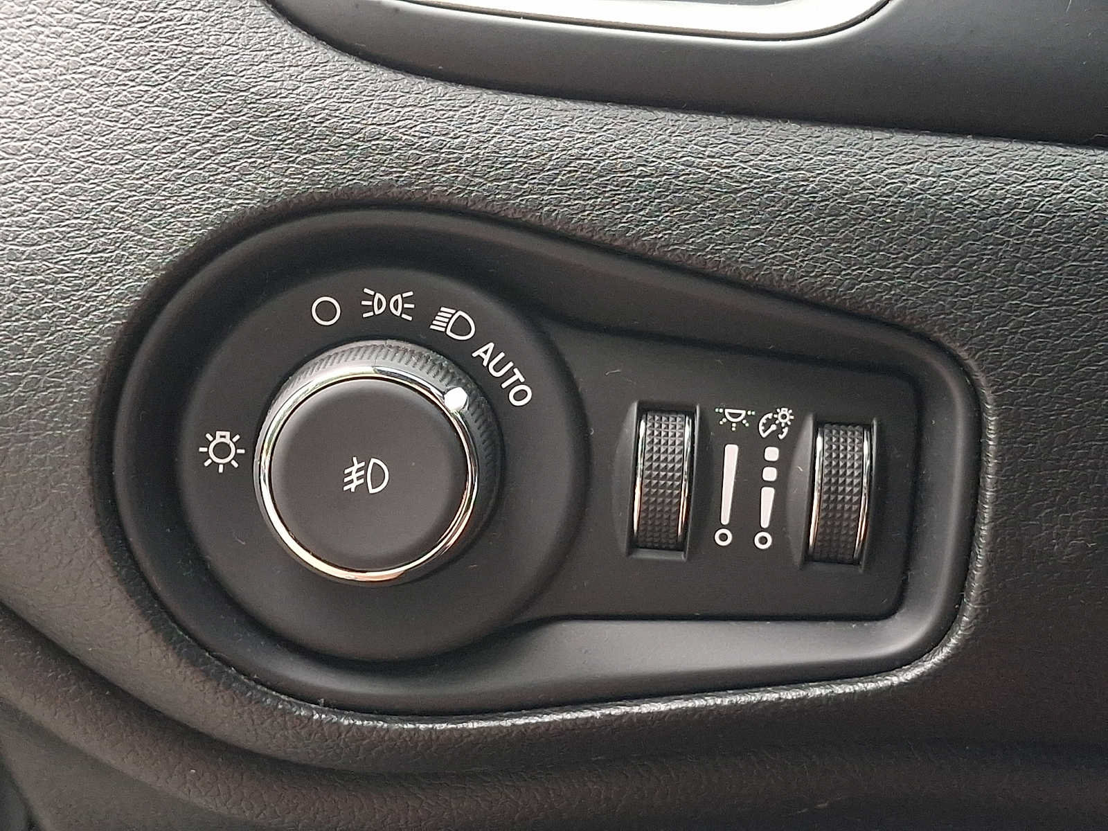 Used 2021 Jeep Renegade Latitude AWD/4WD image 24