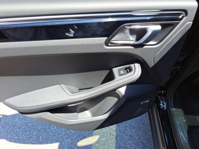 Used 2025 Porsche Macan AWD/4WD image 21