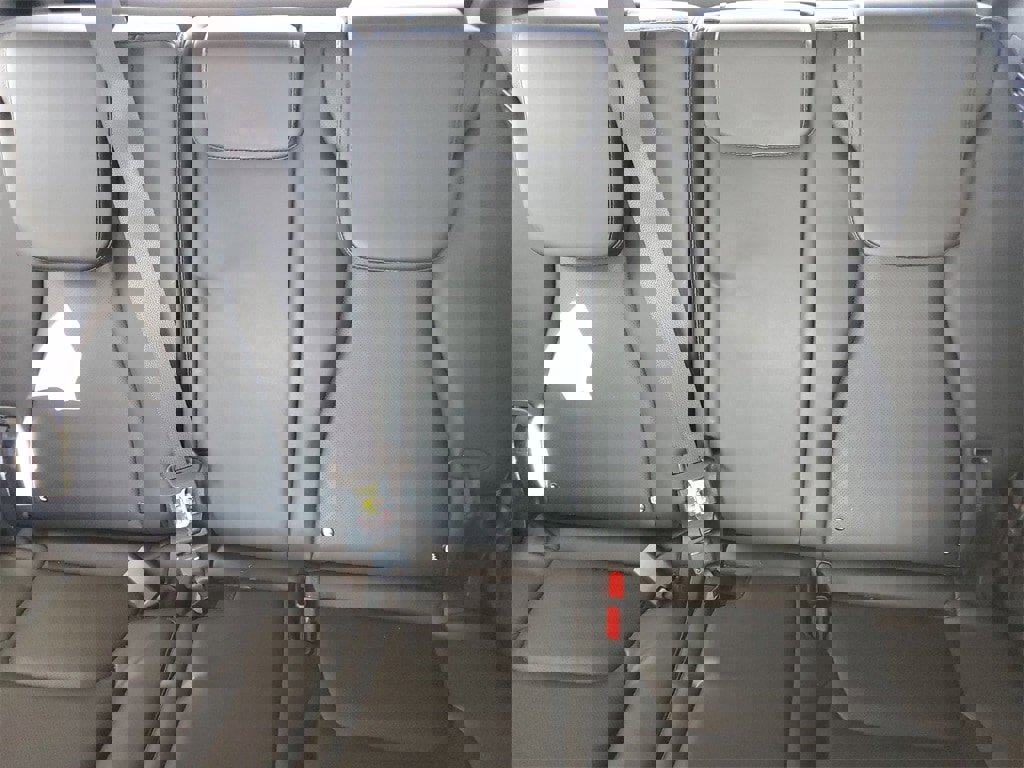 Used 2025 Kia Carnival EX image 22