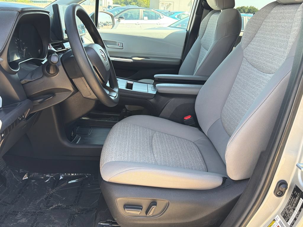 Used 2025 Toyota Sienna LE FWD image 20