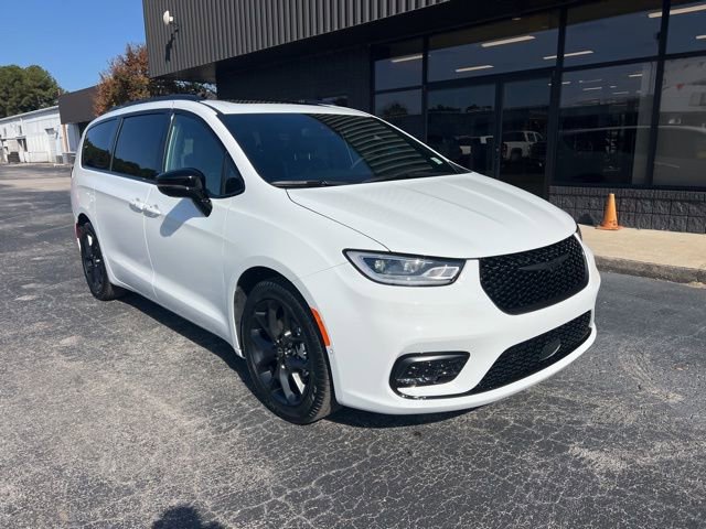 New 2026 Chrysler Pacifica Limited w/ Uconnect Theater Family Group image 1