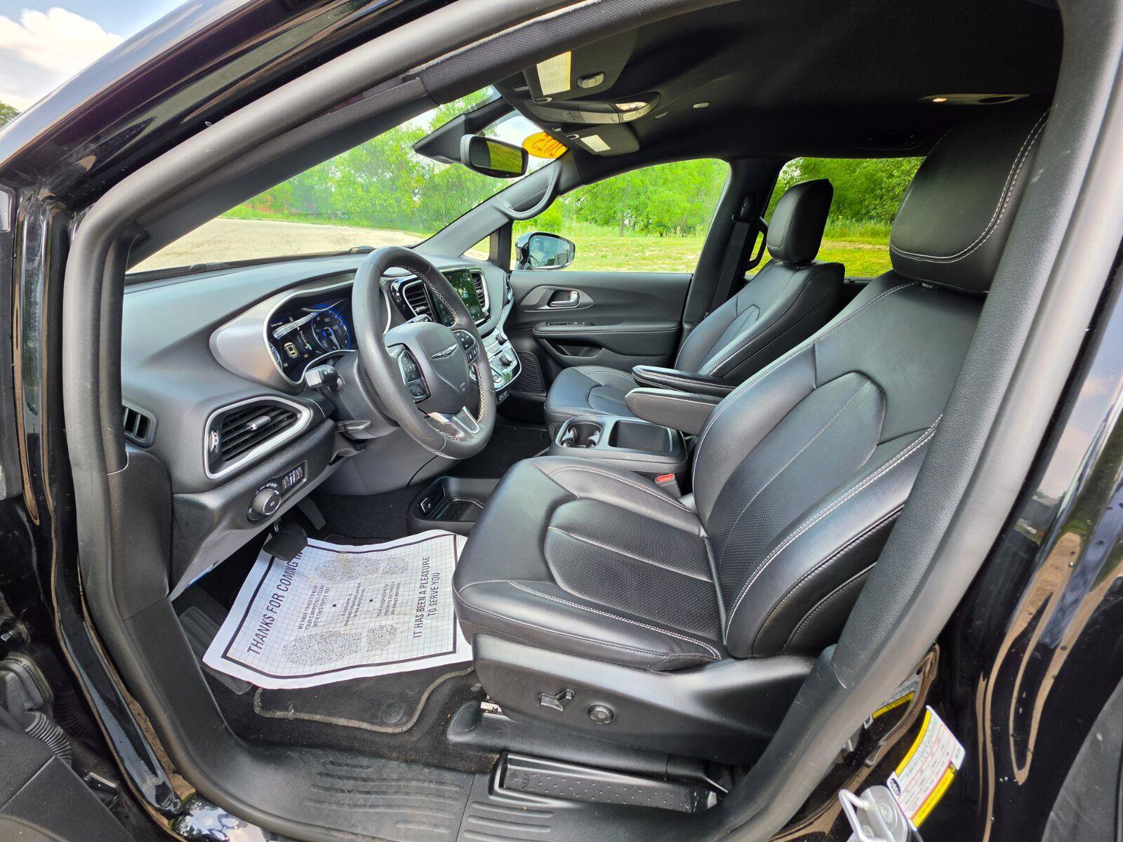 Used 2025 Chrysler Pacifica Select FWD image 6