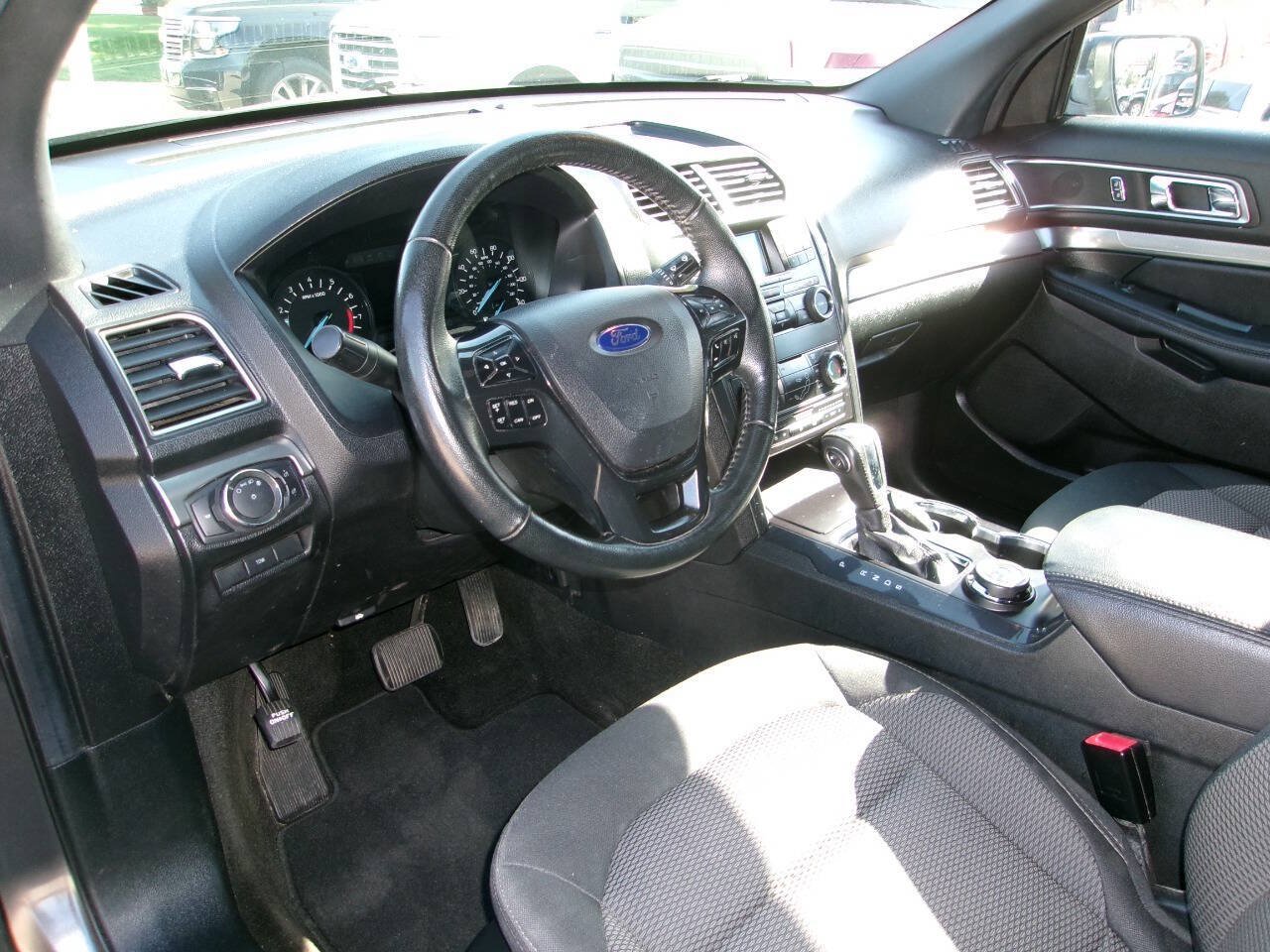 Used 2018 Ford Explorer XLT AWD/4WD image 5