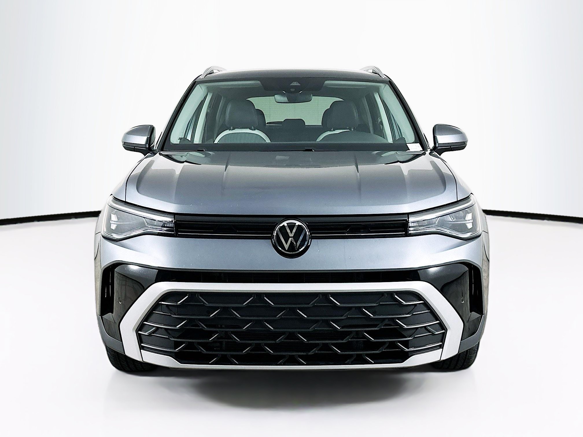 Used 2025 Volkswagen Taos SE AWD/4WD image 2