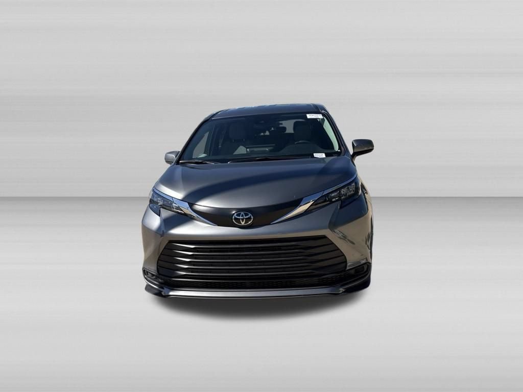 Used 2026 Toyota Sienna LE FWD image 10