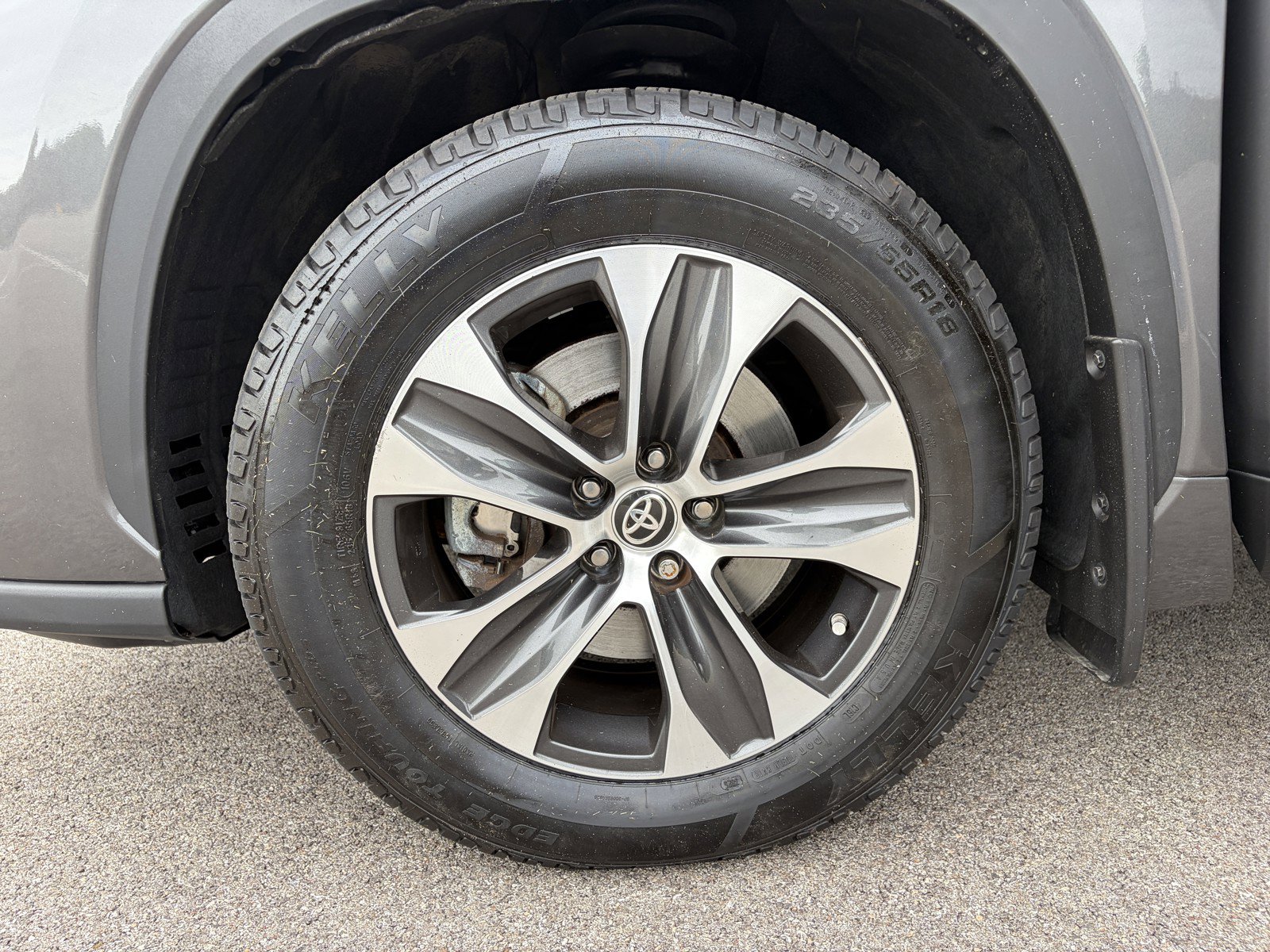 Used 2021 Toyota Highlander XLE AWD/4WD image 31