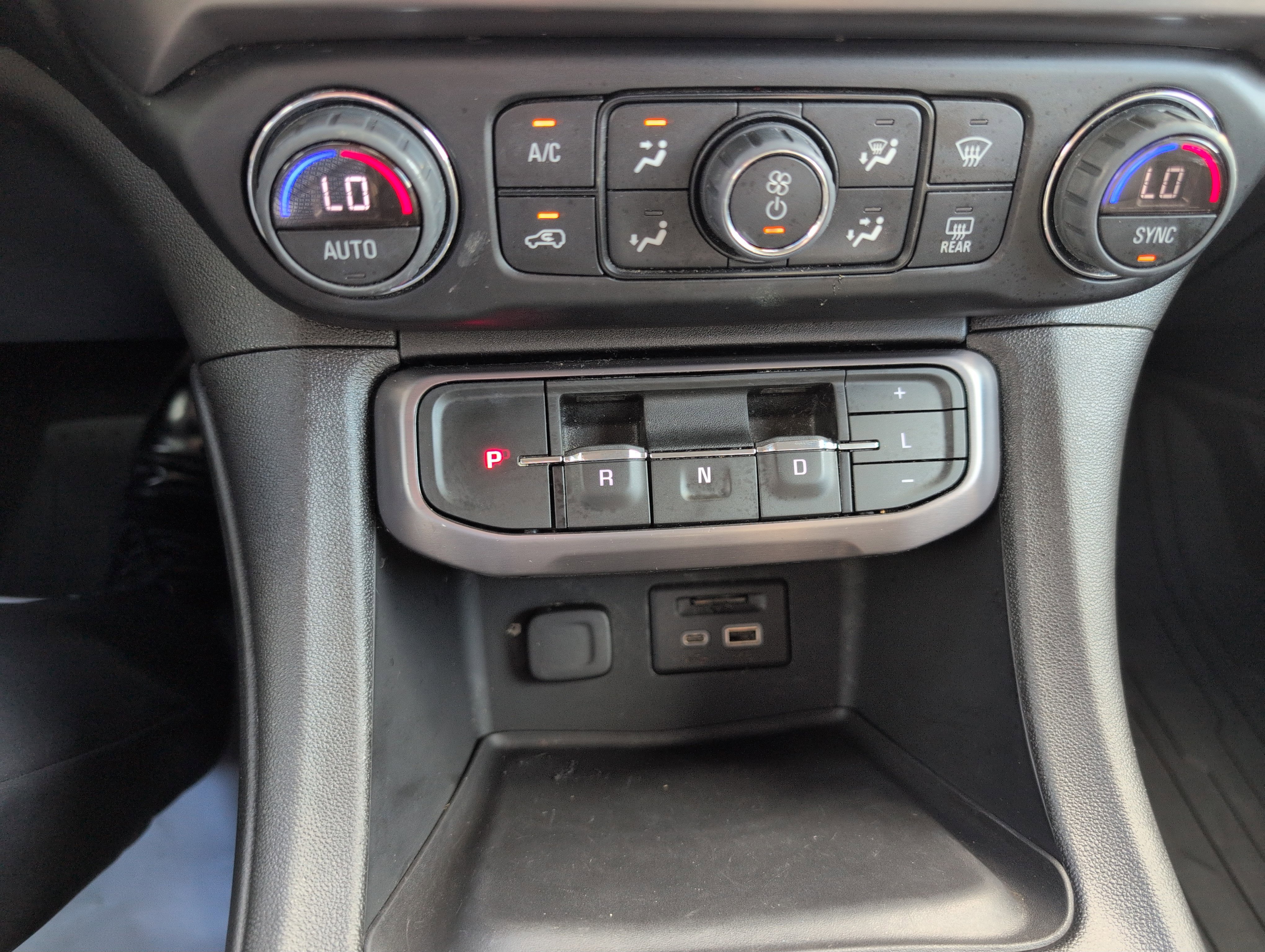 Used 2023 GMC Acadia AT4 w/ Technology Package image 24