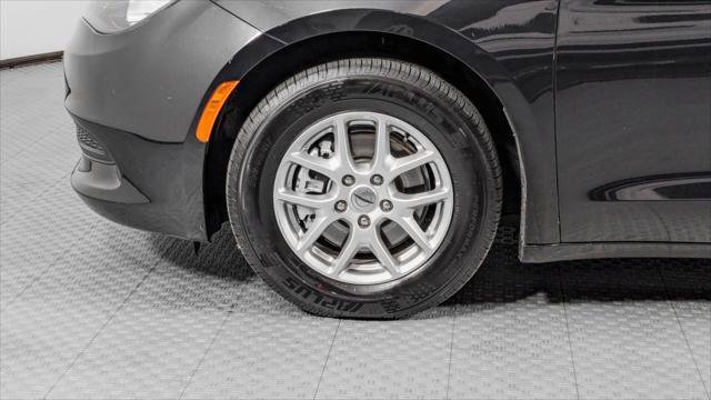 Used 2023 Chrysler Voyager LX image 34