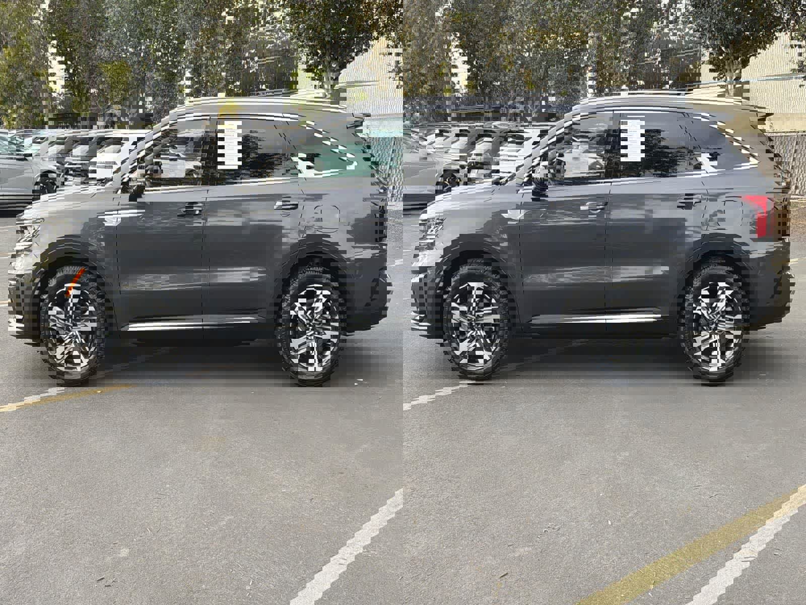 Used 2023 Kia Sorento EX image 3