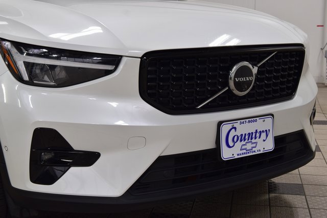 Used 2025 Volvo XC40 B5 Plus image 13