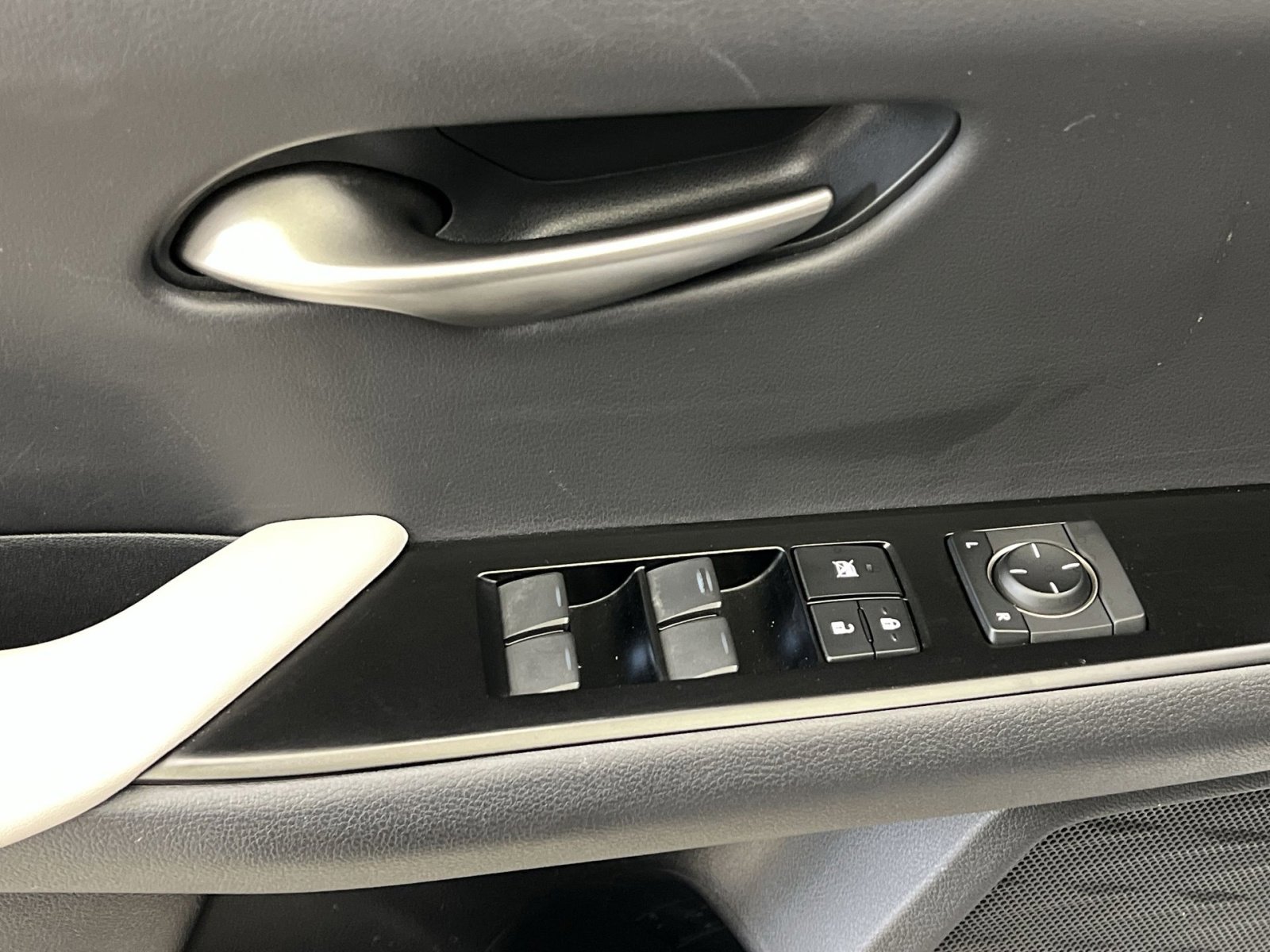 Used 2019 Lexus UX 200 image 13