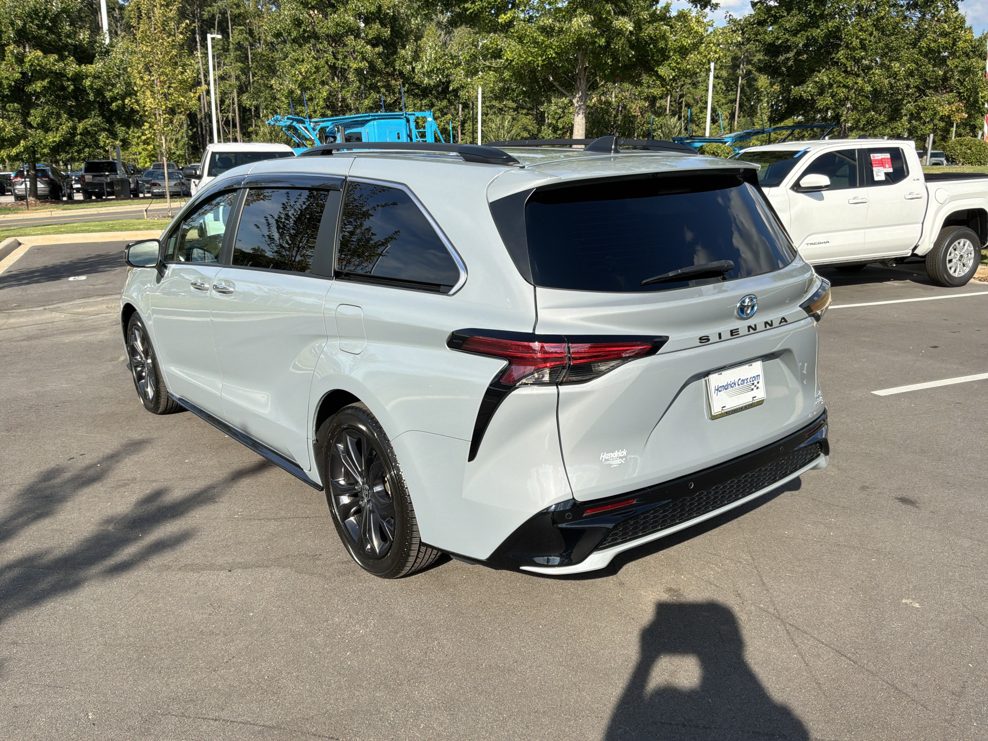 Used 2023 Toyota Sienna XSE FWD image 8