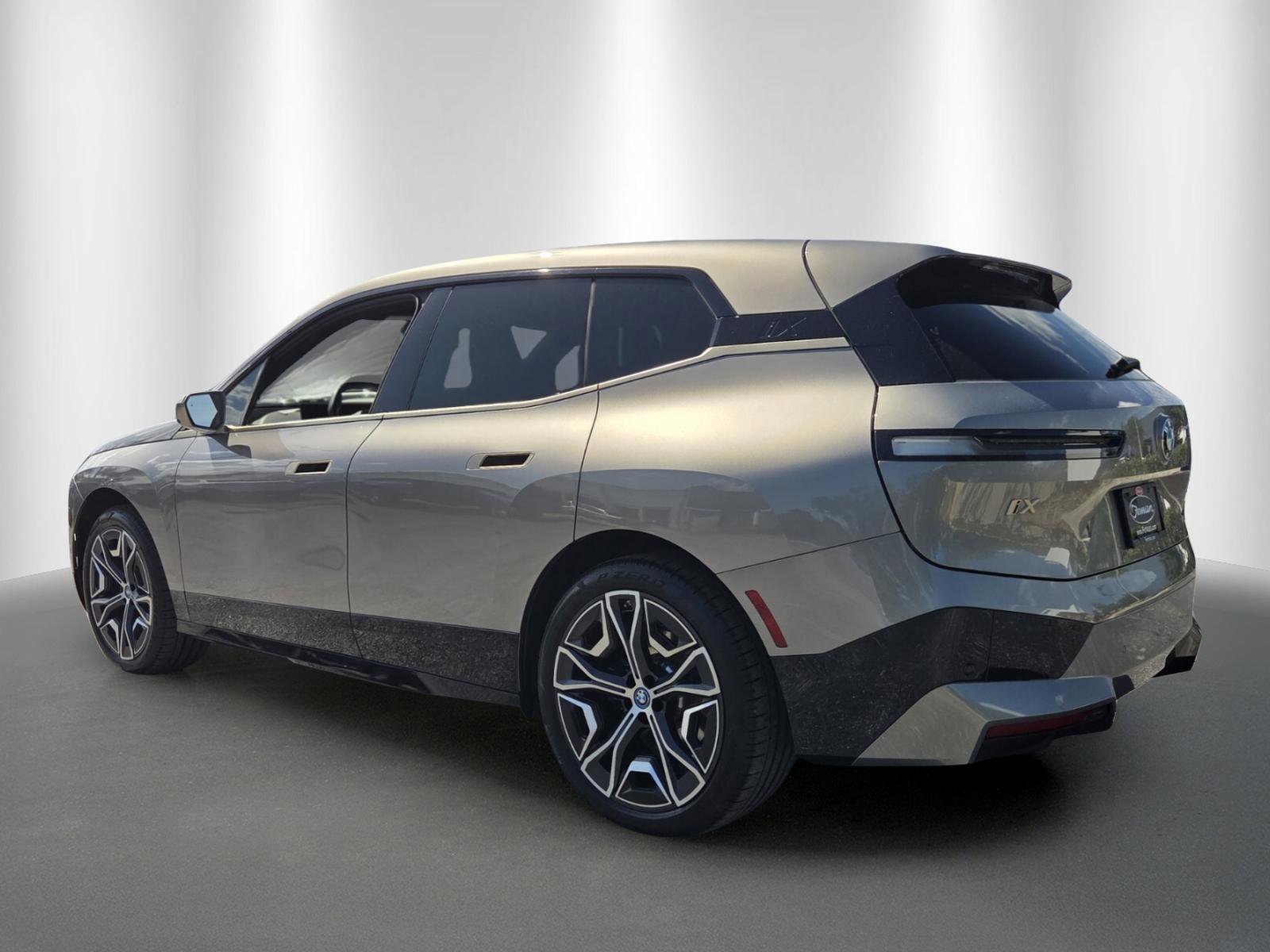 Used 2024 BMW iX xDrive50 w/ Premium Package AWD/4WD image 5