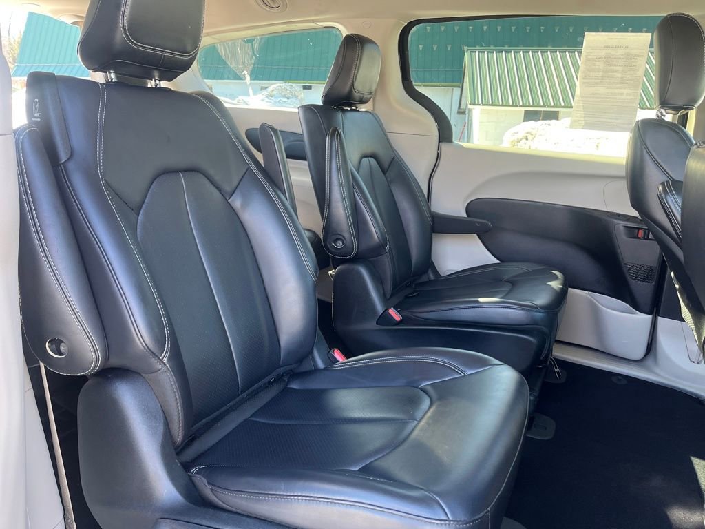 Used 2024 Chrysler Pacifica Limited FWD image 32