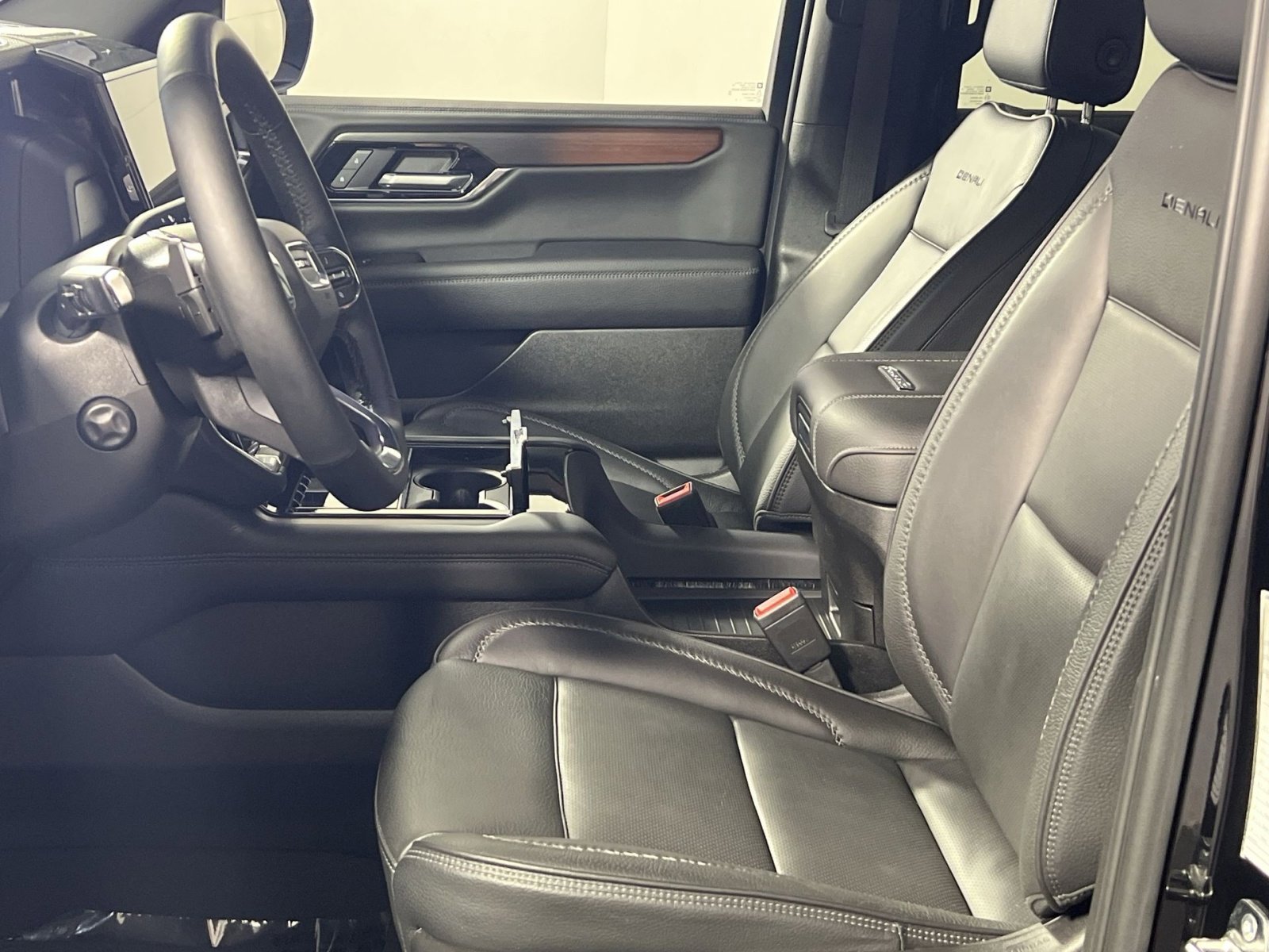 Used 2025 GMC Yukon XL Denali AWD/4WD image 14