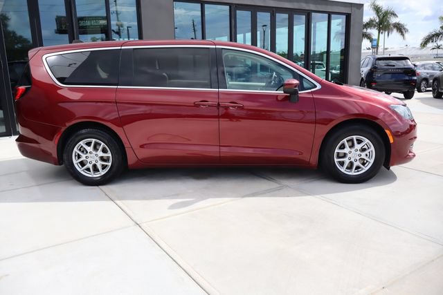 Used 2023 Chrysler Voyager LX FWD image 2