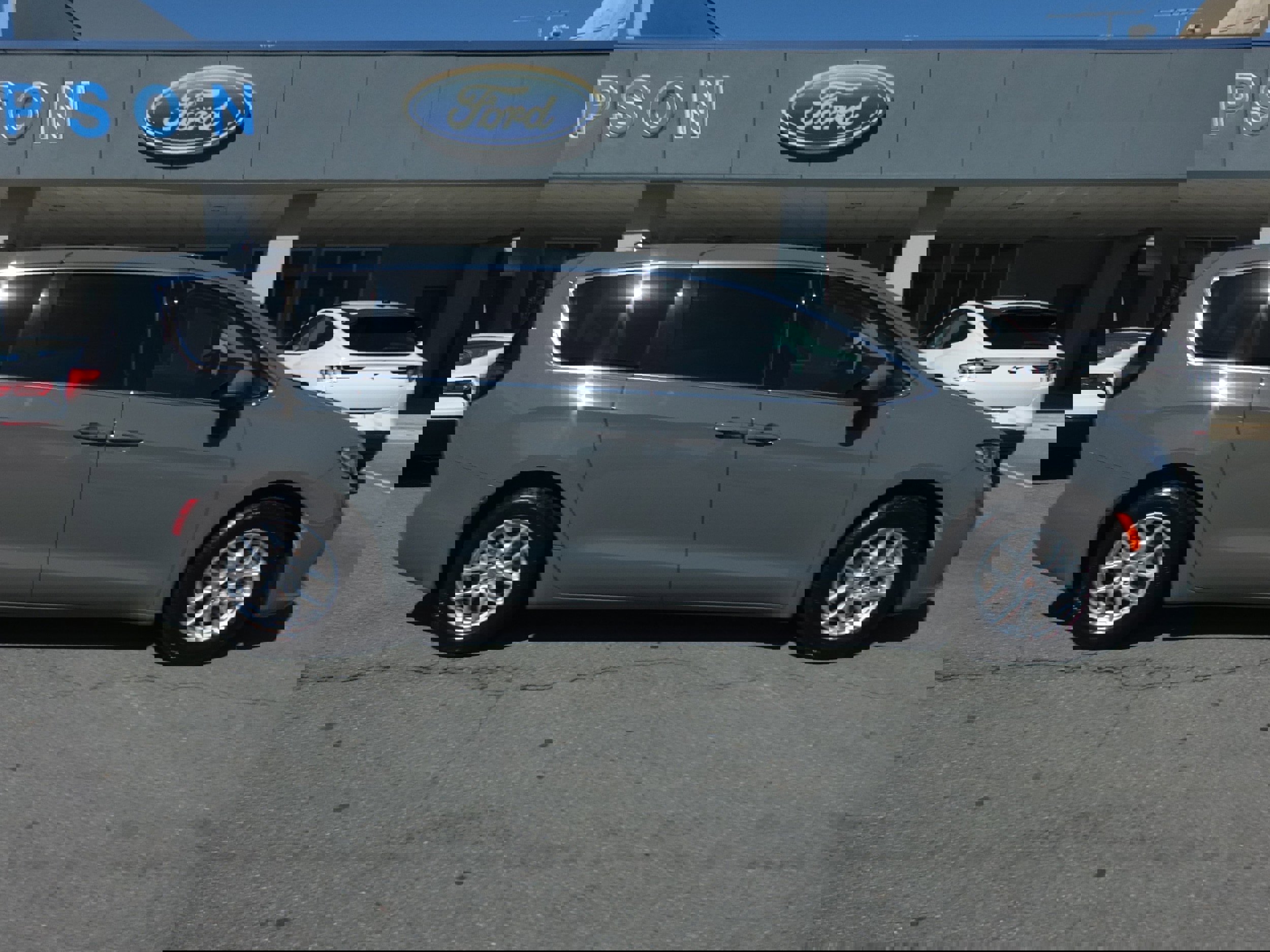 Used 2023 Chrysler Pacifica Touring-L image 2