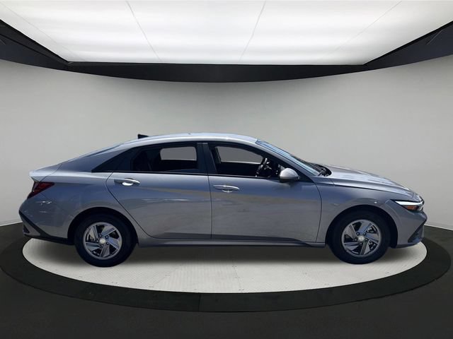 Certified 2026 Hyundai Elantra SE FWD image 3