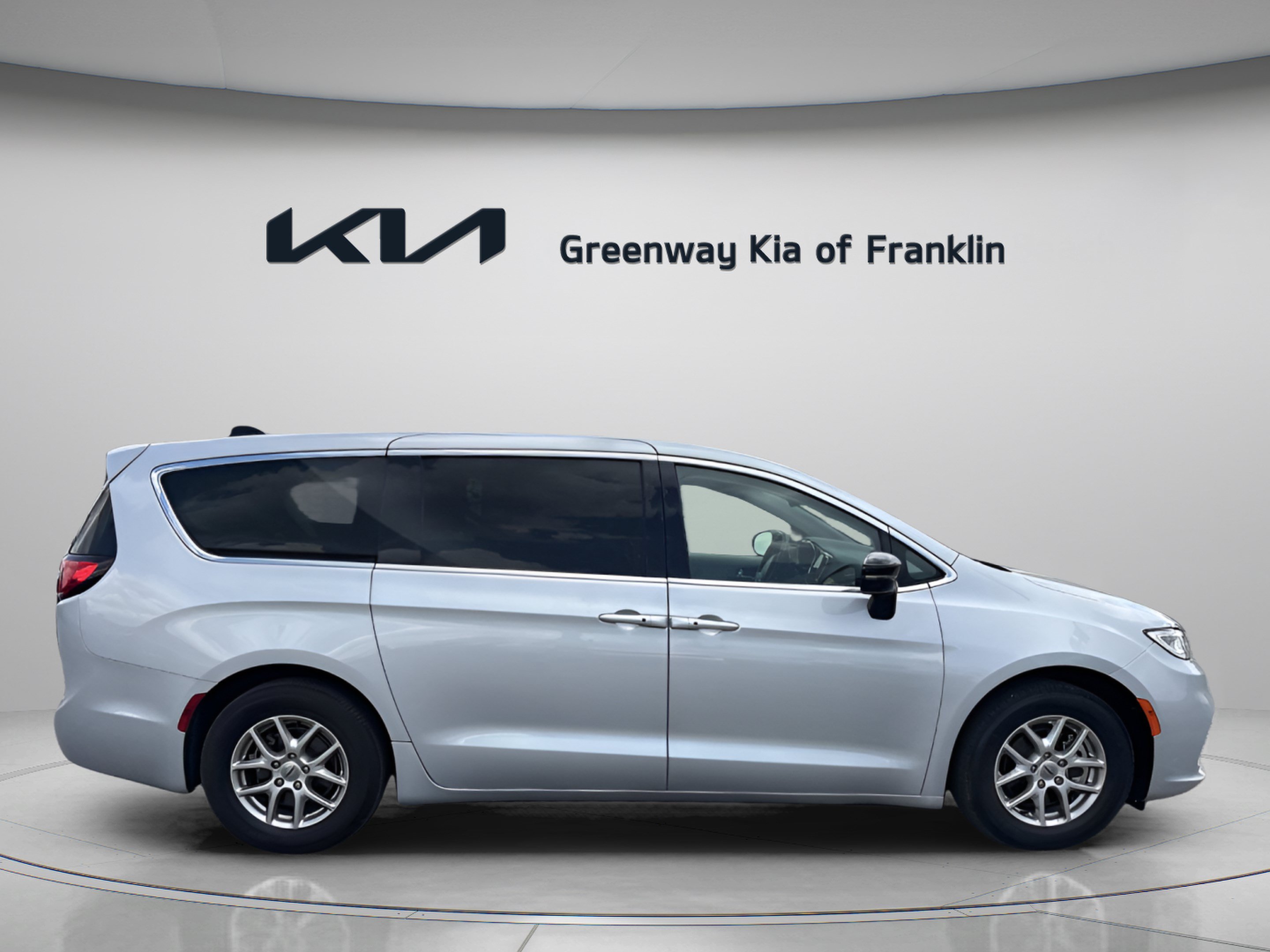Used 2024 Chrysler Pacifica Touring-L FWD image 8