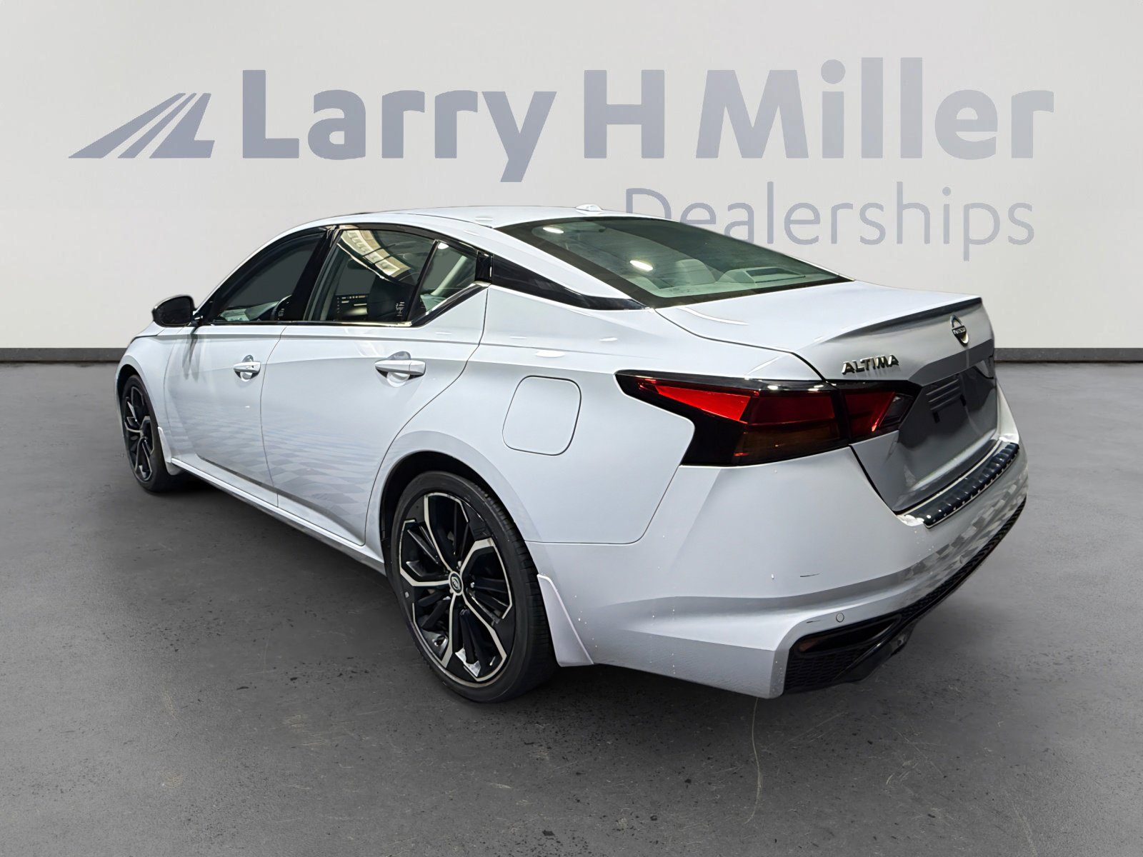 Used 2023 Nissan Altima 2.5 SR w/ SR Premium Package image 3