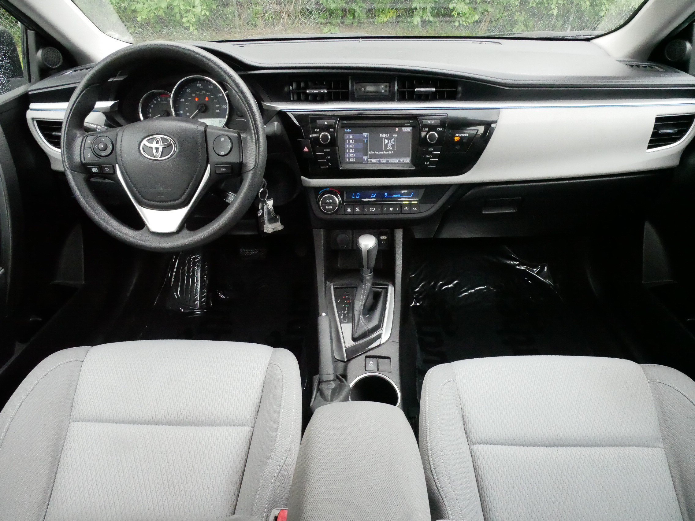 Used 2015 Toyota Corolla LE FWD image 10