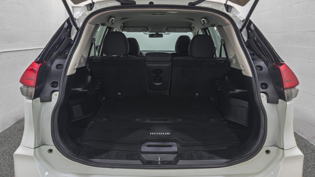 Used 2017 Nissan Rogue SV image 9