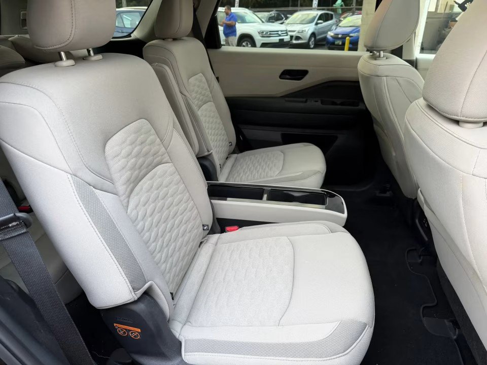 Used 2025 Nissan Pathfinder SV w/ SV Premium Package AWD/4WD image 16
