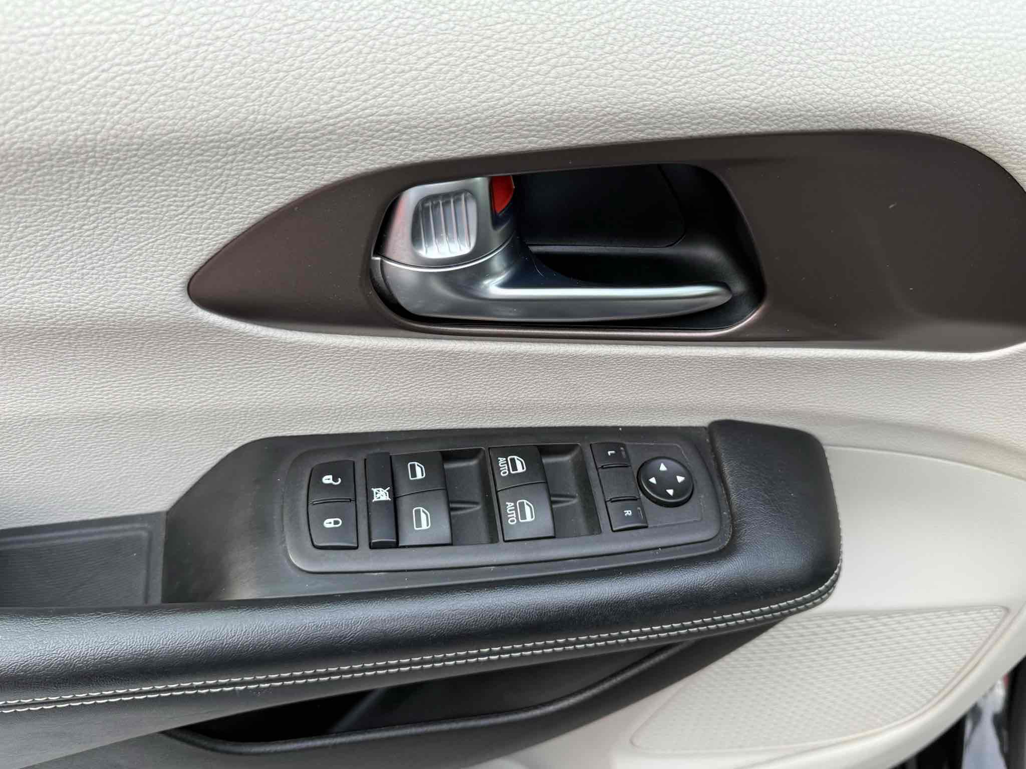 Used 2023 Chrysler Voyager LX image 46