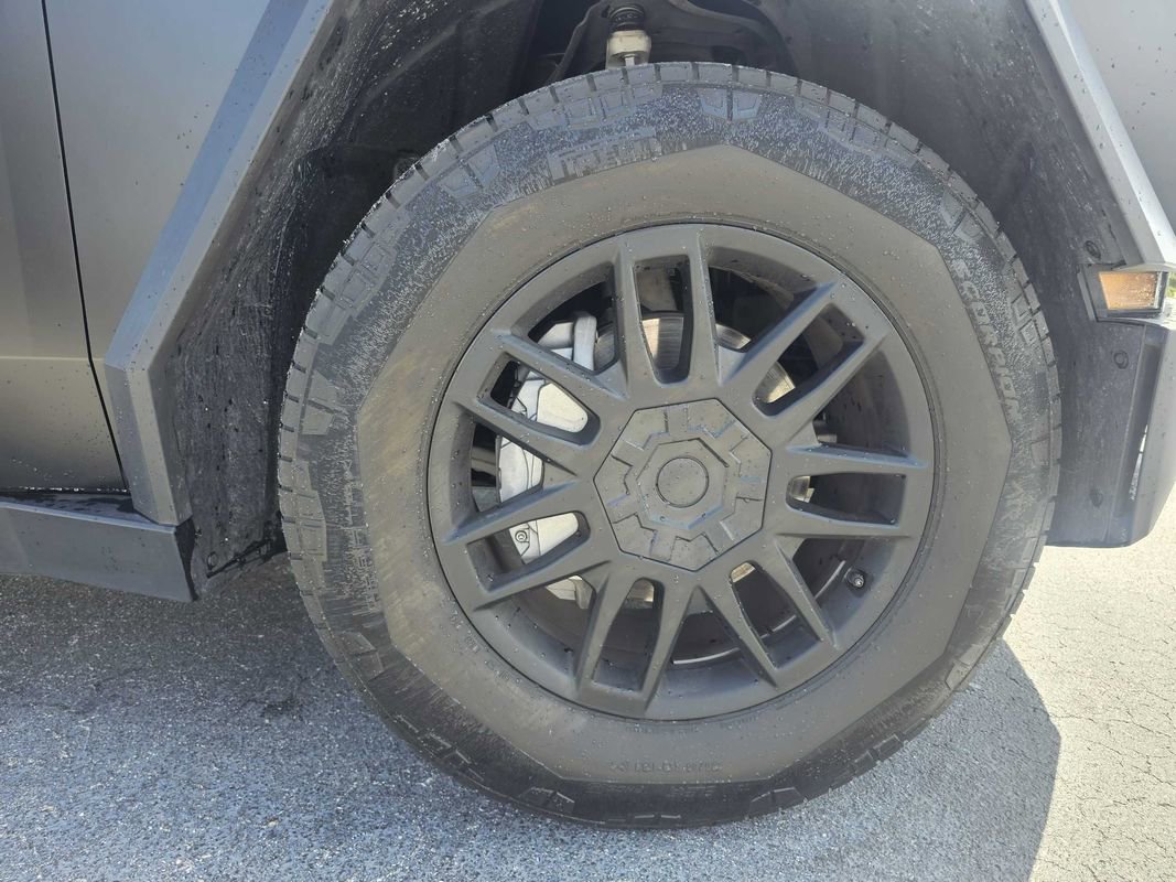 Used 2025 Tesla Cybertruck AWD Crew Cab image 6