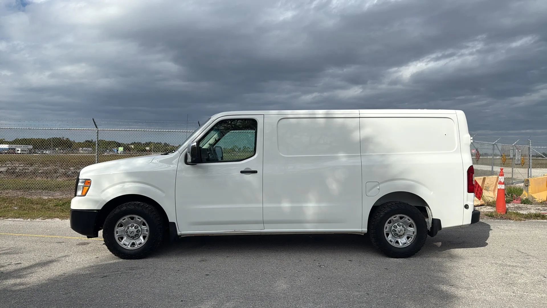 Used 2018 Nissan NV 3500 SV w/ Navigation Package image 2