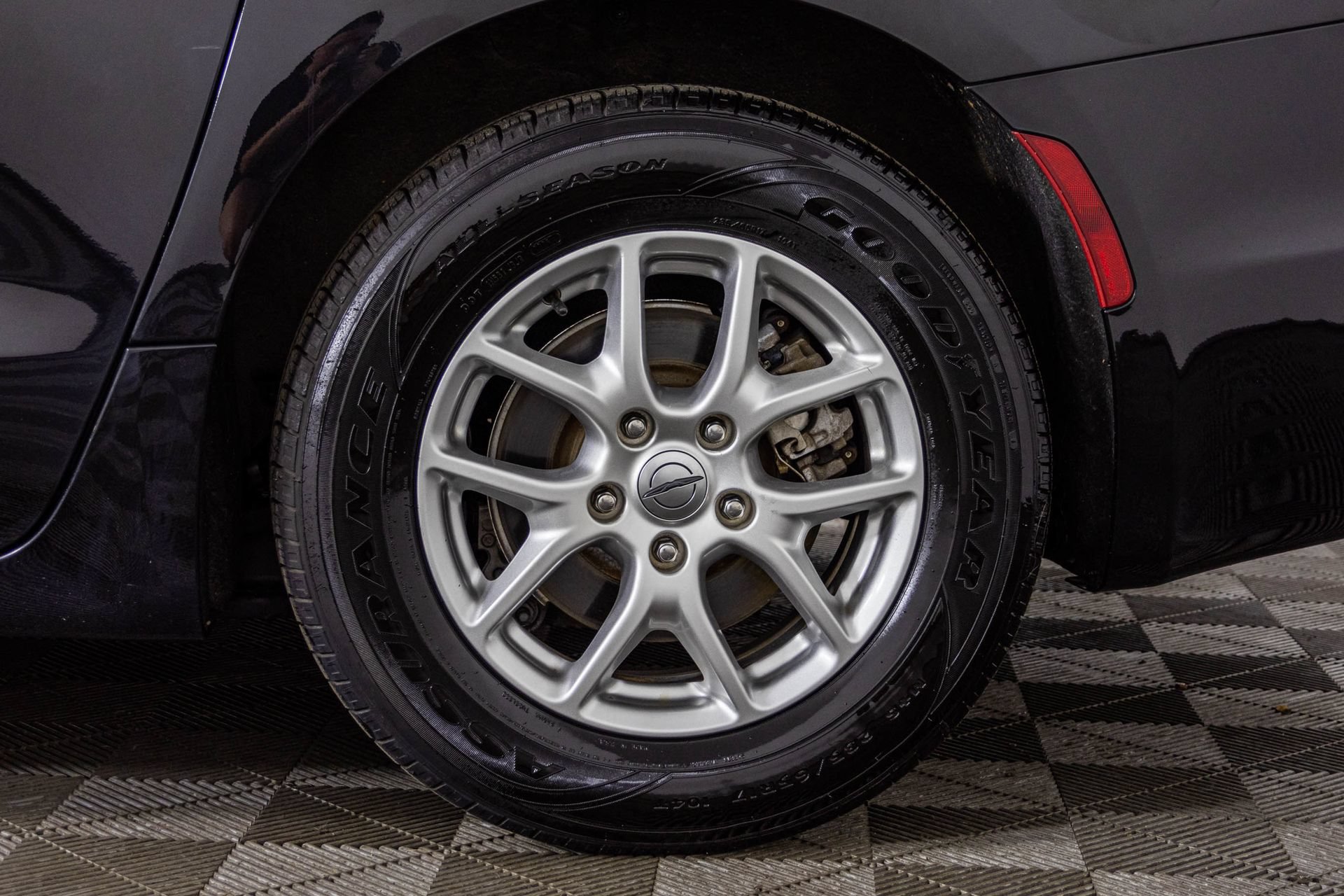 Used 2023 Chrysler Pacifica Touring FWD image 50