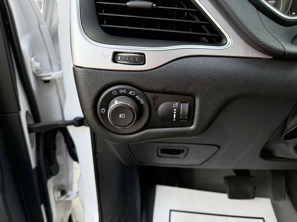 Used 2022 Jeep Cherokee Latitude w/ Trailer Tow Group image 17