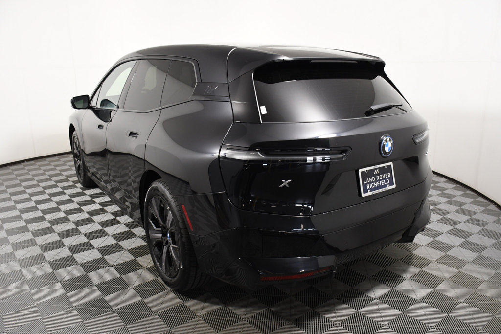 Used 2023 BMW iX xDrive50 w/ Sport Package AWD/4WD image 4