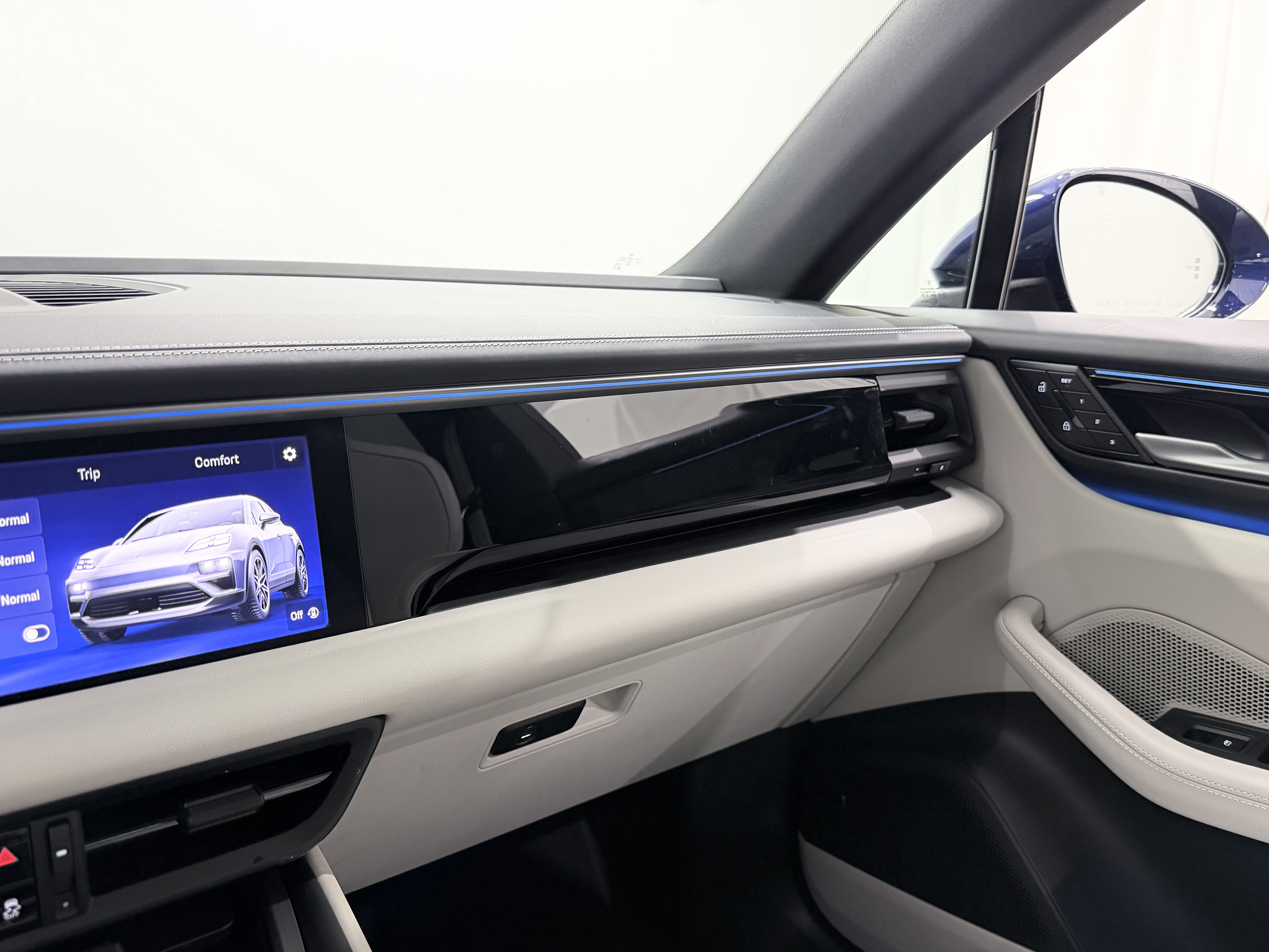 Certified 2025 Porsche Macan 4 Electric AWD/4WD image 58