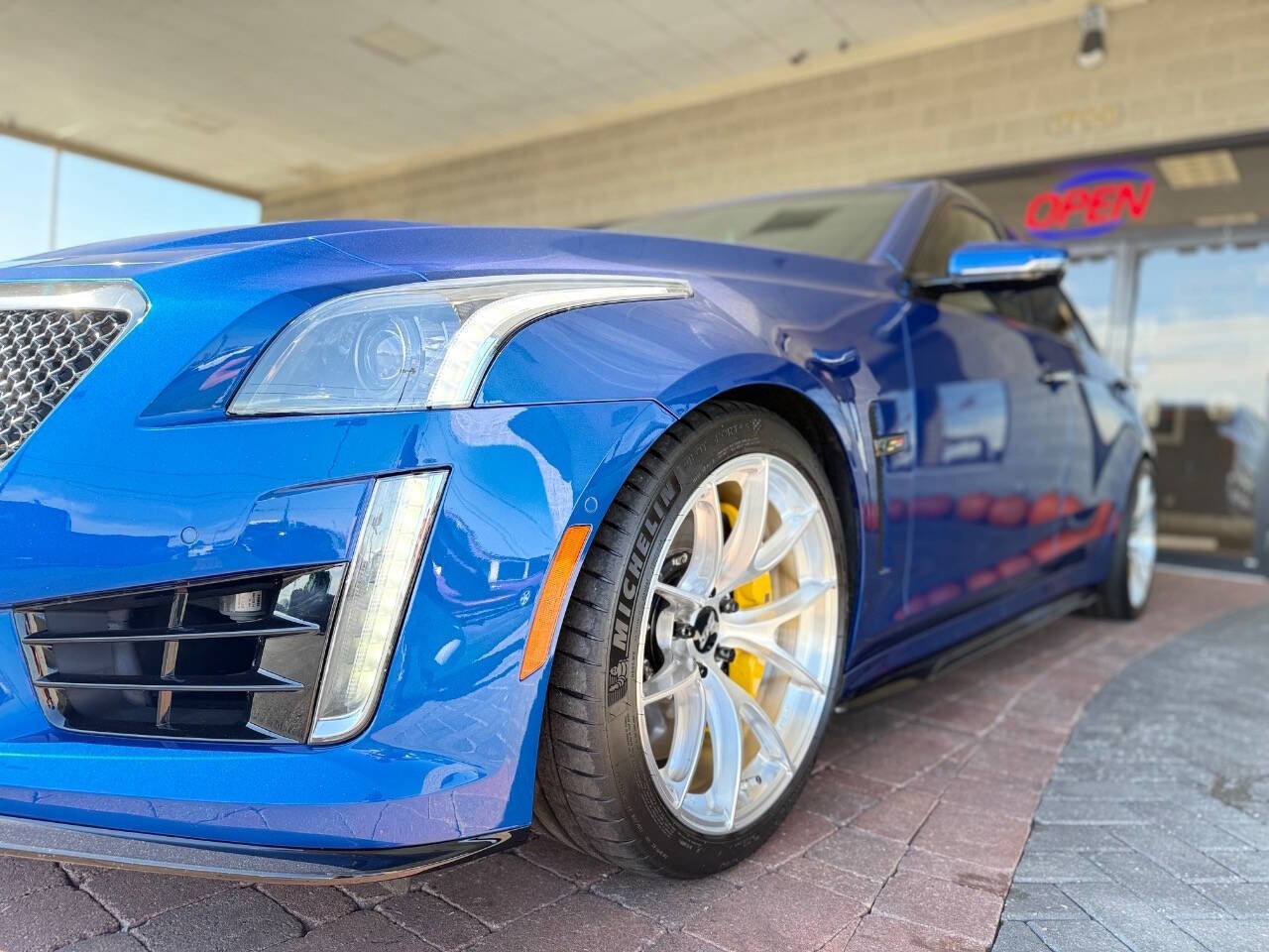 Used 2018 Cadillac CTS V w/ Luxury Package RWD image 31