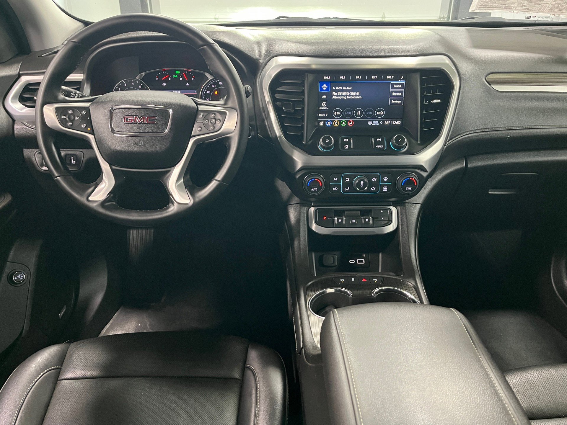 Certified 2023 GMC Acadia SLT w/ Preferred Package image 13