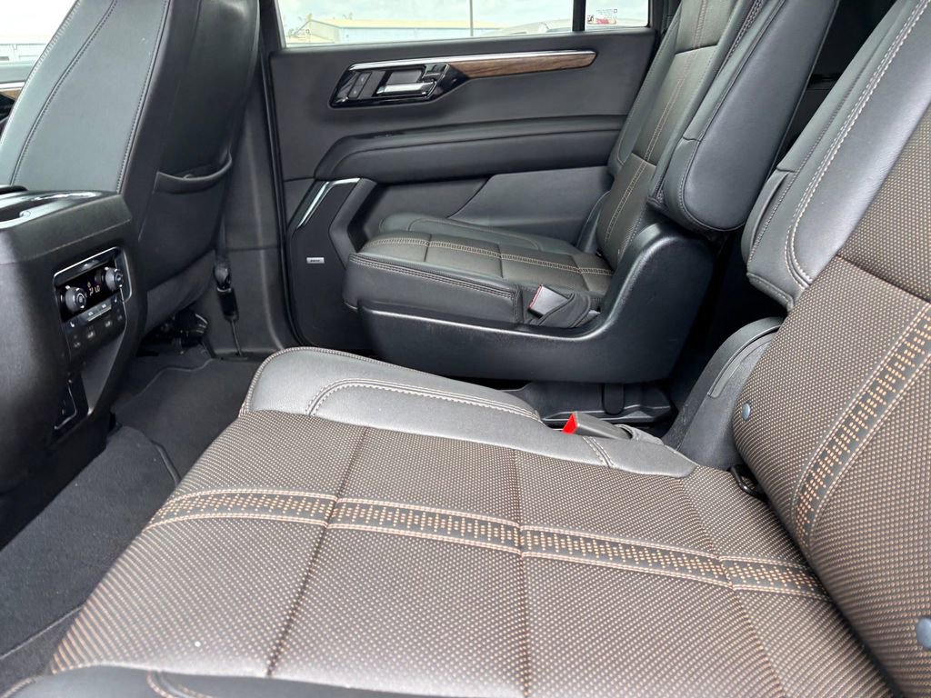 Used 2025 Chevrolet Suburban High Country AWD/4WD image 26