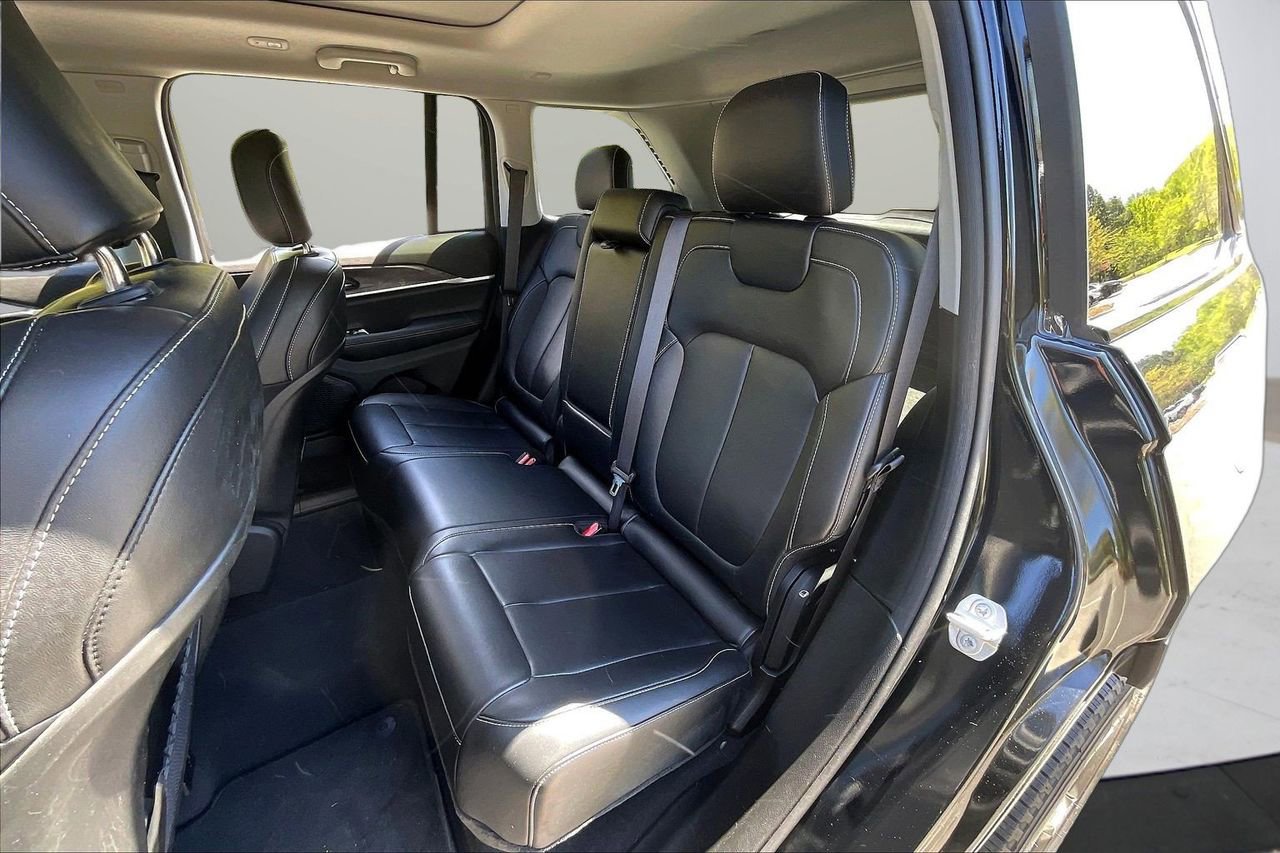 Used 2023 Jeep Grand Cherokee Limited w/ Black Appearance Package image 24