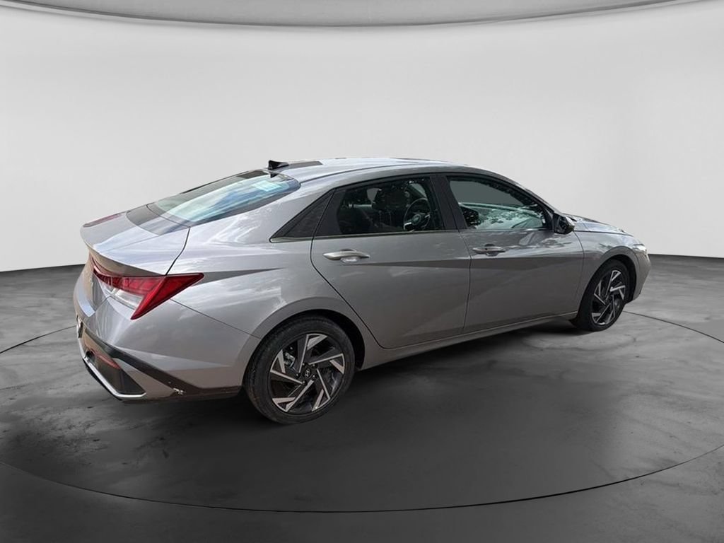 Used 2025 Hyundai Elantra SEL FWD image 12
