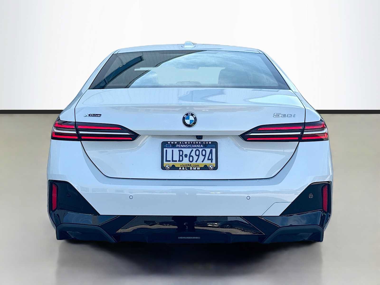 Used 2026 BMW 530i xDrive w/ M Sport Package AWD/4WD image 4