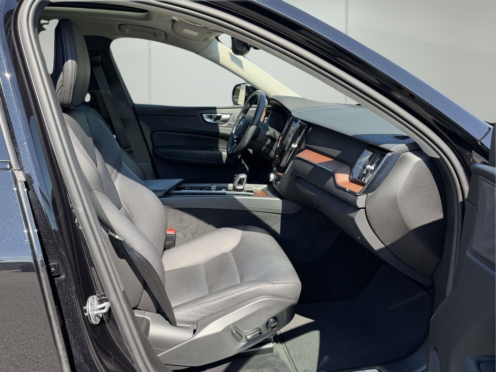 Used 2024 Volvo XC60 B5 Plus w/ Protection Package Premier AWD/4WD image 11