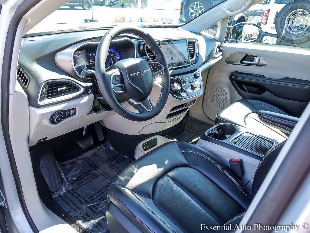 Used 2024 Chrysler Pacifica Touring-L image 10