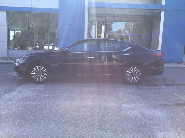Used 2025 Nissan Altima 2.5 SV FWD image 3