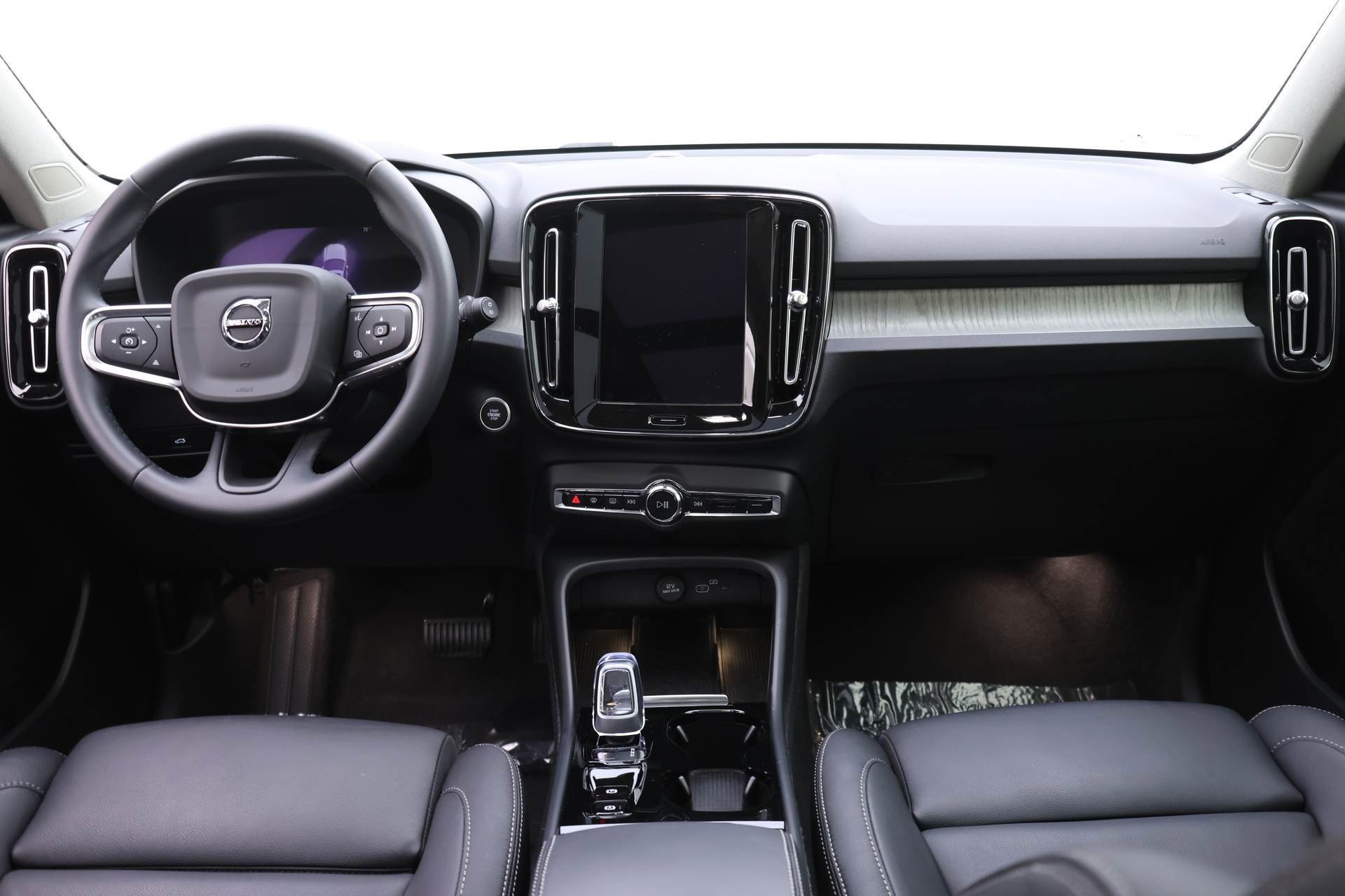 Certified 2024 Volvo XC40 B5 Plus image 9