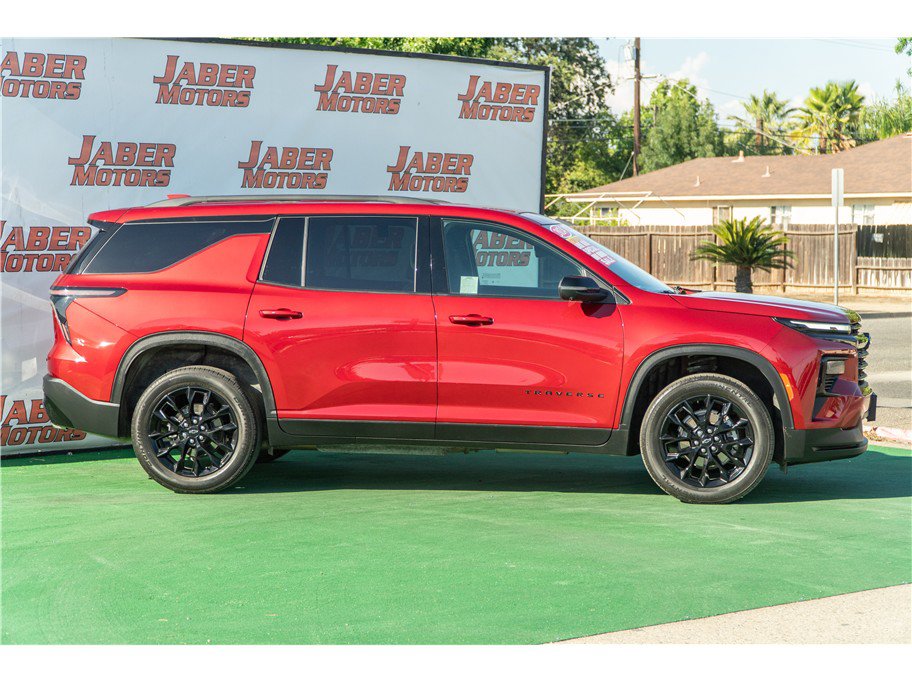 Used 2024 Chevrolet Traverse LT w/ Midnight/Sport Edition FWD image 3